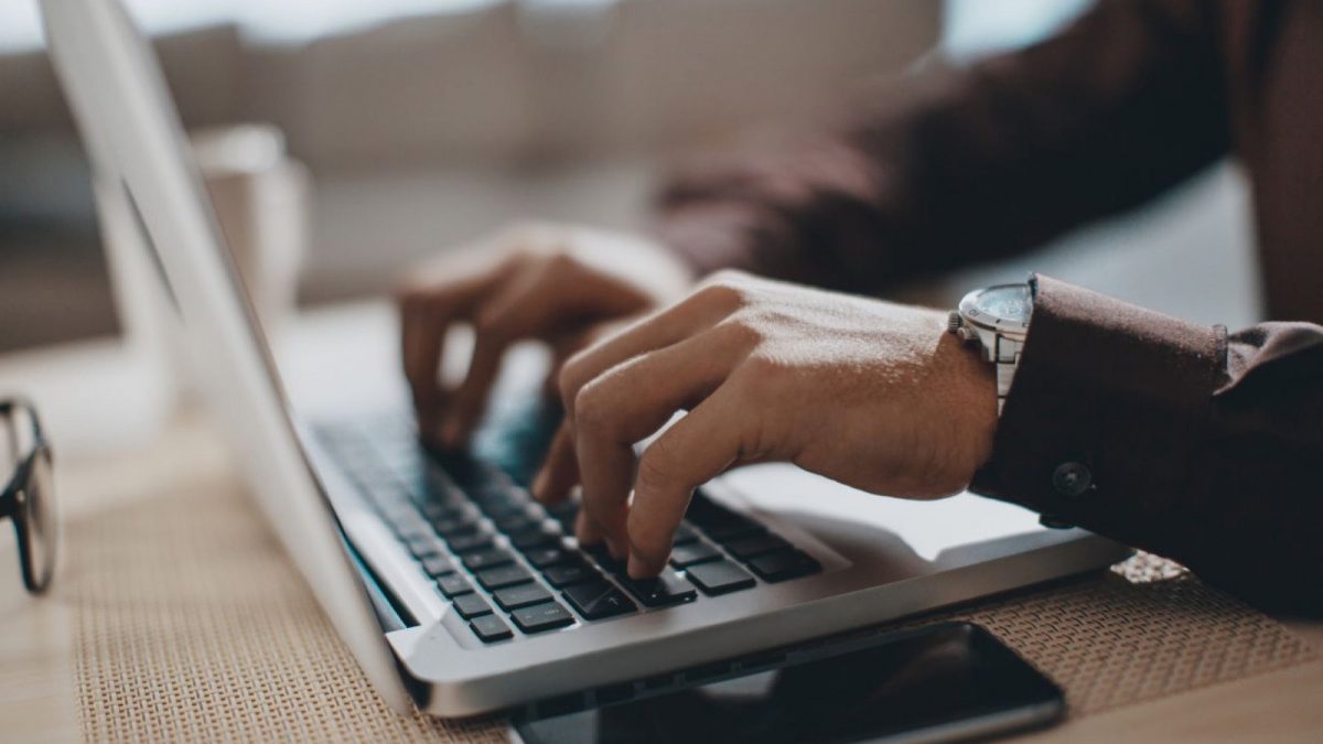DİA ERP ekranı ve yanında pratik kullanım ipuçlarını temsil eden ampul, kısayol ve kontrol listesi ikonları.