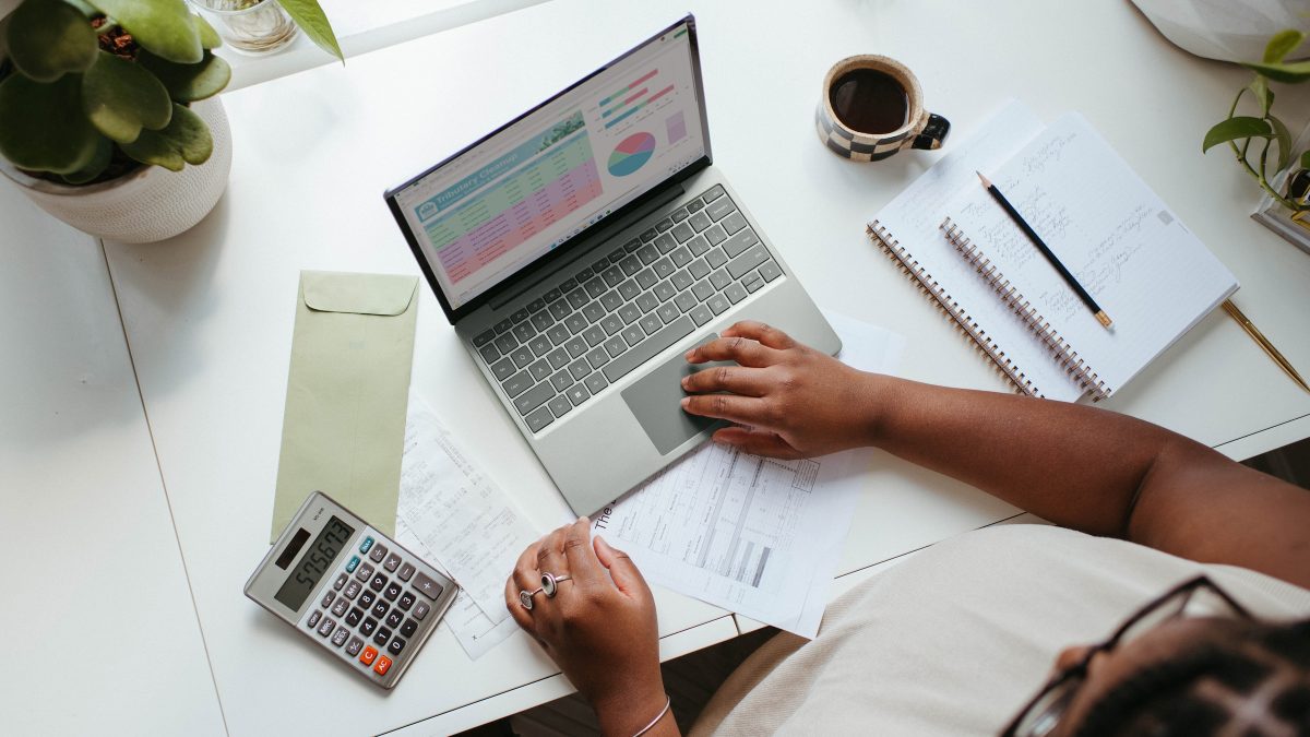 DİA ERP ekranı üzerinde kısayol tuşları ve ayar menüsünü vurgulayan görsel.