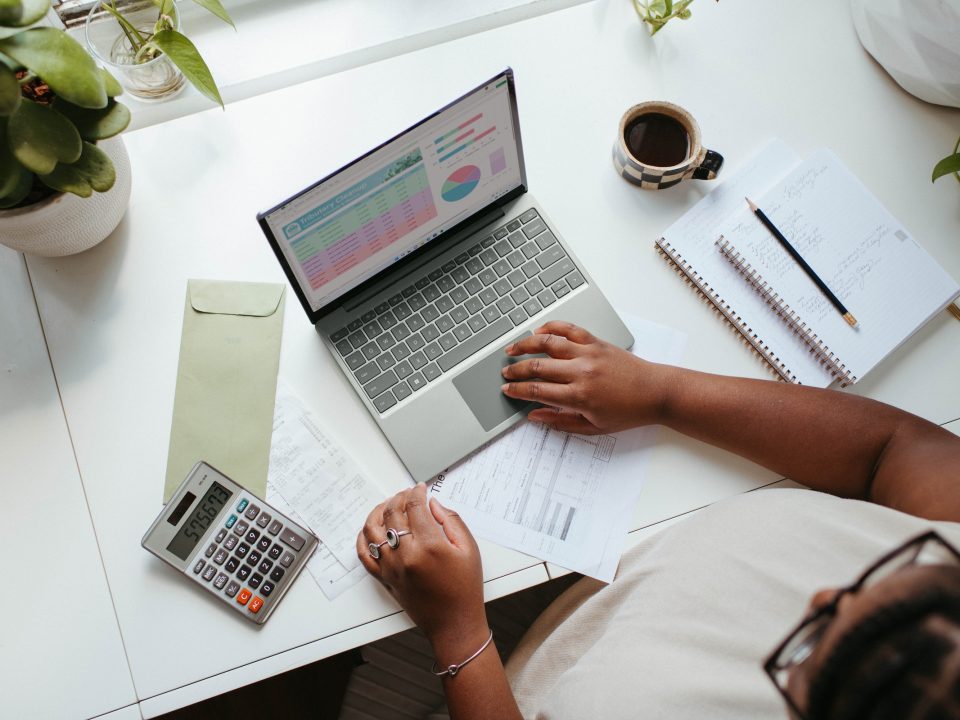 DİA ERP ekranı üzerinde kısayol tuşları ve ayar menüsünü vurgulayan görsel.