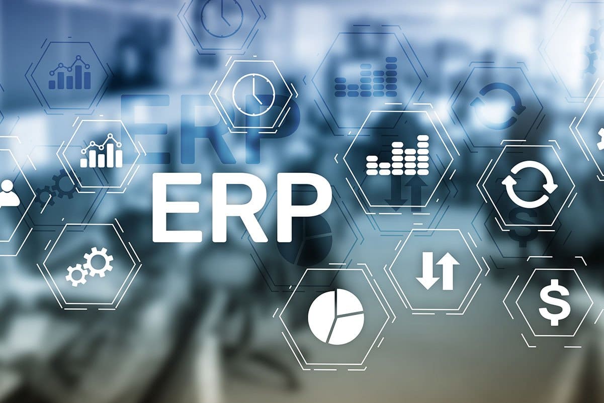 ERP geçiş sürecinde personel eğitimi planını ve adımlarını anlatan bilgilendirici görsel