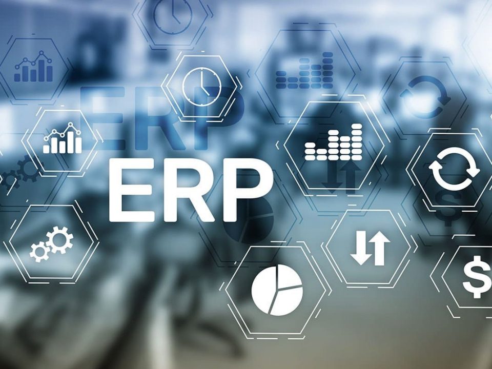 ERP geçiş sürecinde personel eğitimi planını ve adımlarını anlatan bilgilendirici görsel