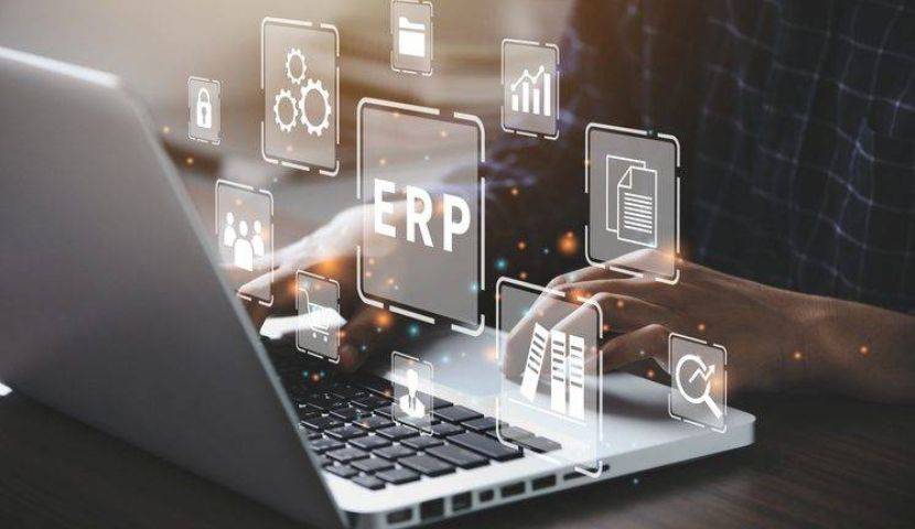 ERP yazılımına geçmeden önce sorulması gereken 10 soruyu listeleyen bilgilendirici görsel