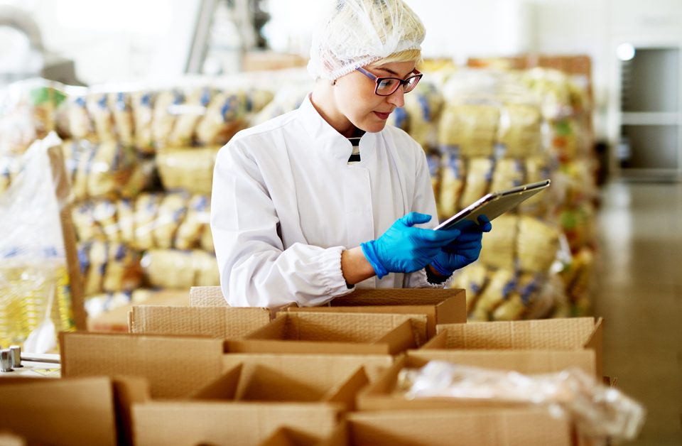 Market ve gıda sektörüne uygun yazılım çözümlerini stok, satış ve muhasebe süreçleriyle birlikte anlatan bilgilendirici görsel