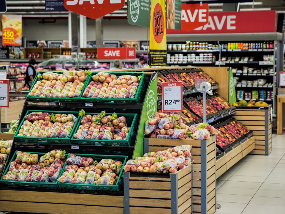Marketlerde stok ve son kullanma tarihi takibini otomatikleştiren sistemleri anlatan bilgilendirici görsel
