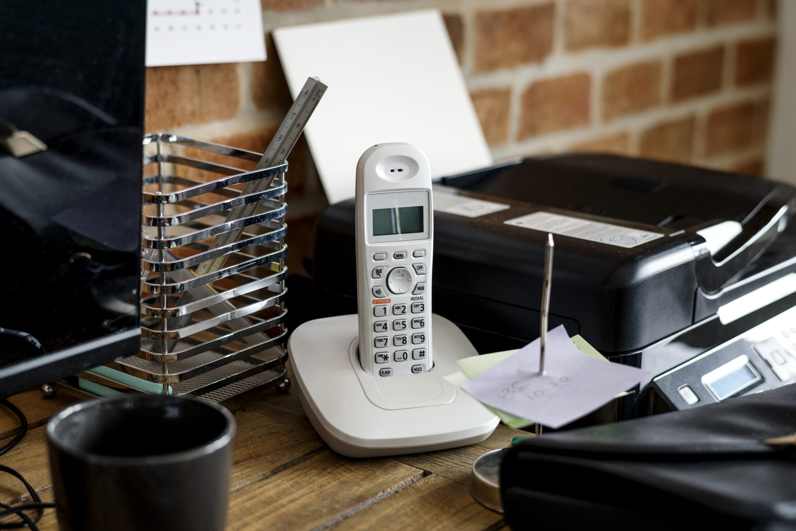 Ofis masasında profesyonel IP telefon